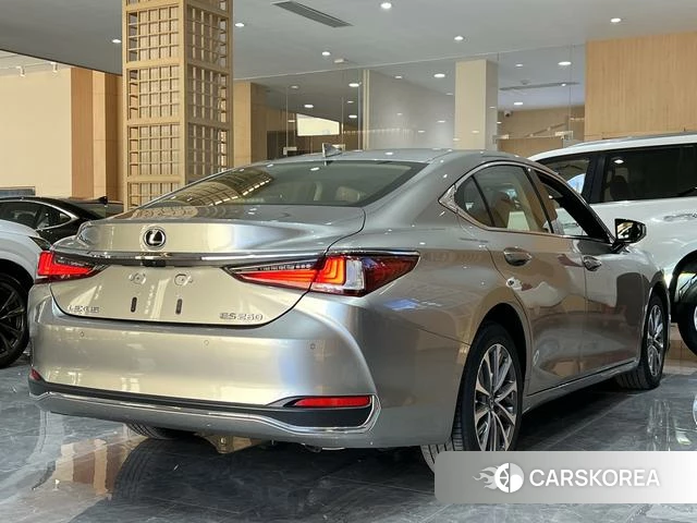 Lexus ES 2023 Серебристо-серый из Китая, фото 5