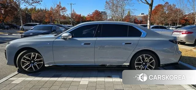 BMW i7 (G70) 2023 Небесно-голубой из Кореи, фото 5