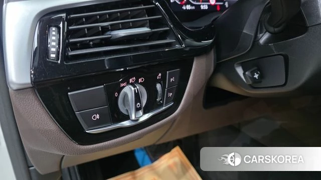 BMW 5 Series (G30) 2023 Белый из Кореи, фото 5