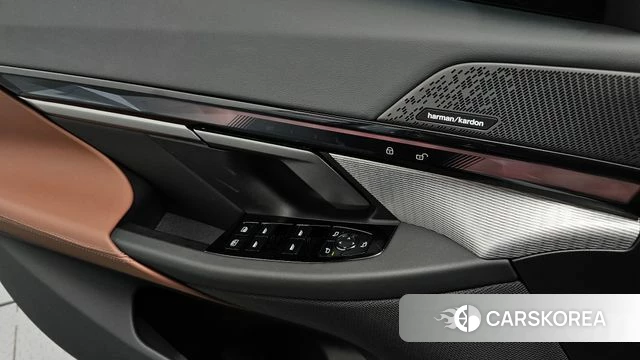 BMW 5 Series (G60) 2025 Серебристо-серый из Кореи, фото 5