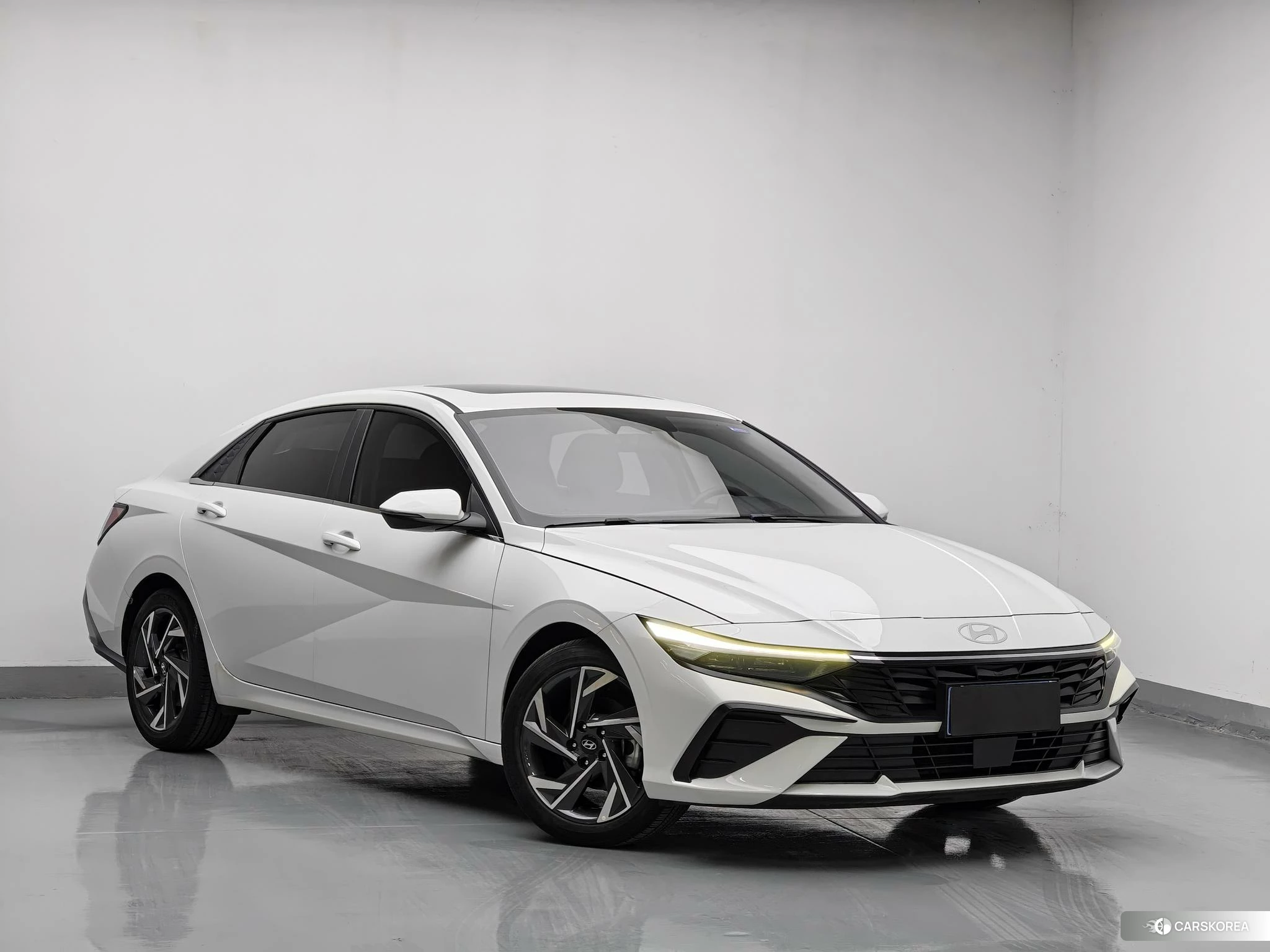 Hyundai Elantra 2023 Белый из Китая, фото 5