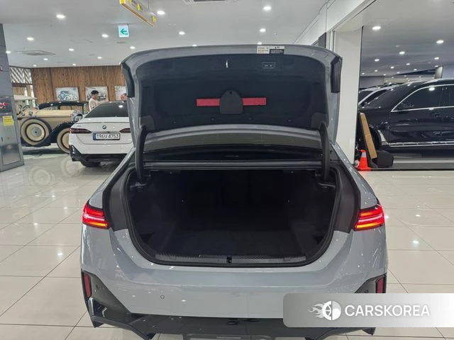 BMW 5 Series (G60) 2025 Светло-серебряный цвет из Кореи, фото 5
