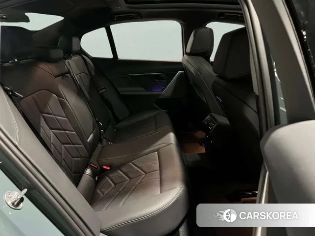 BMW 5 Series (G60) 2024 Небесно-голубой из Кореи, фото 5