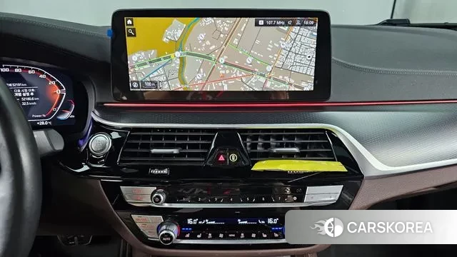 BMW 5 Series (G30) 2023 Белый из Кореи, фото 5