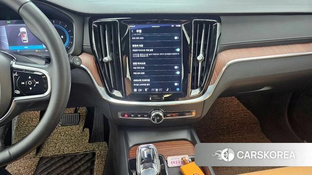 Volvo V60 Cross-Country 2nd Generation 2023 Белый из Кореи, фото 5