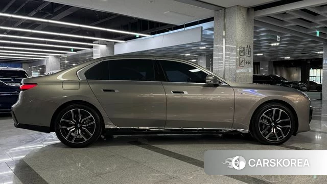 BMW 7 Series (G70) 2024 Песочный из Кореи, фото 5