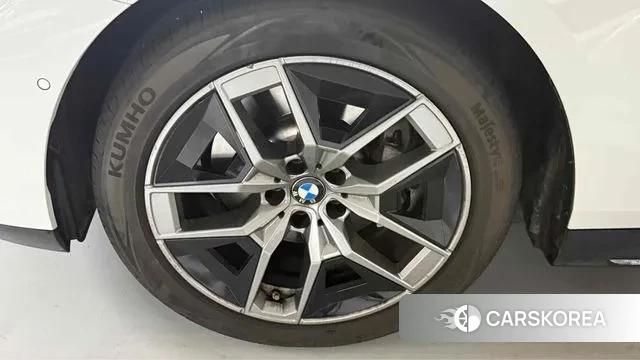 BMW 5 Series (G60) 2024 Белый из Кореи, фото 5