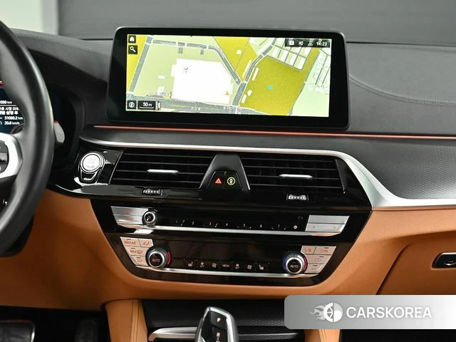 BMW 5 Series (G30) 2023 Серебристо-серый из Кореи, фото 5