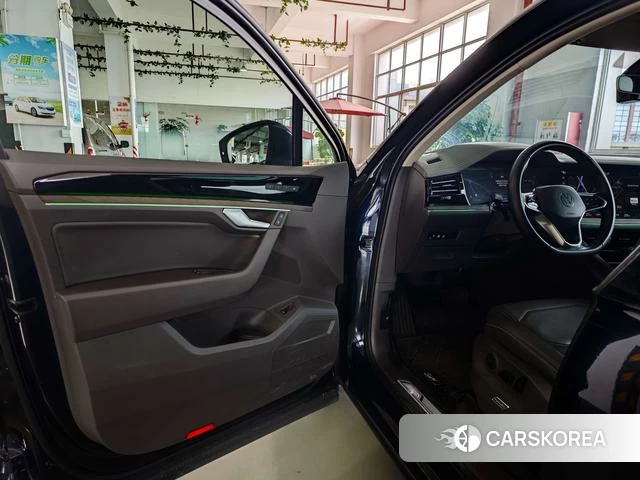 Volkswagen Touareg 2022 Синий из Китая, фото 5