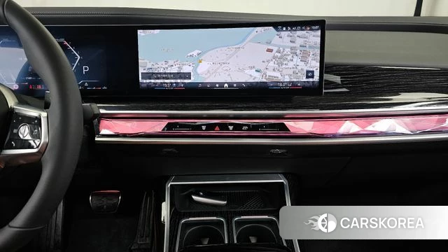 BMW 7 Series (G70) 2025 Светло-серебряный цвет из Кореи, фото 5