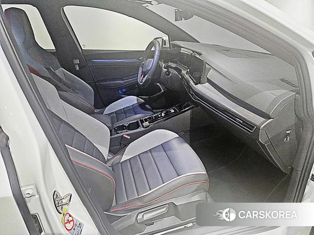 Volkswagen Golf 8th Generation 2023 Белый из Кореи, фото 5