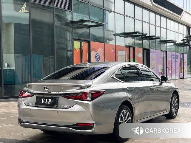 Lexus ES 2024 Серебристо-серый из Китая, фото 5