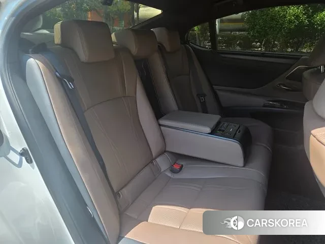 Lexus ES300h 7th generation 2023 Белый из Кореи, фото 5