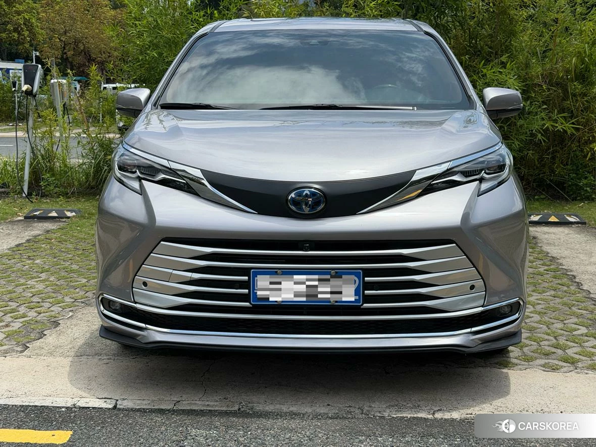 Toyota Saina 2023 Серебристо-серый из Китая, фото 5