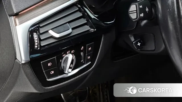 BMW 5 Series (G30) 2018 Белый из Кореи, фото 5