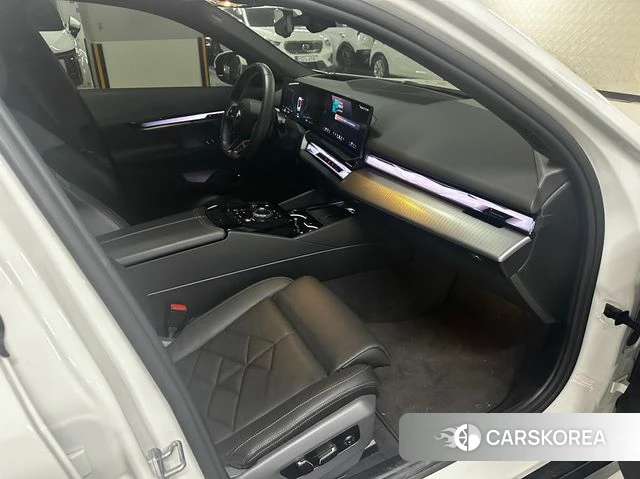 BMW 5 Series (G60) 2025 Белый из Кореи, фото 5