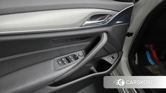 BMW 5 Series (G30) 2018 Белый из Кореи, фото 5