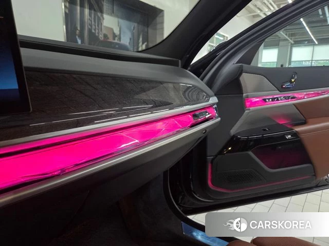 BMW 7 Series (G70) 2023 Черный из Кореи, фото 5