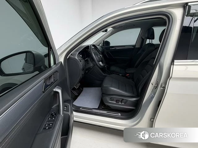 Volkswagen Tiguan L 2021 Серебристо-серый из Китая, фото 5