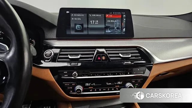 BMW 5 Series (G30) 2018 Серебристо-серый из Кореи, фото 5