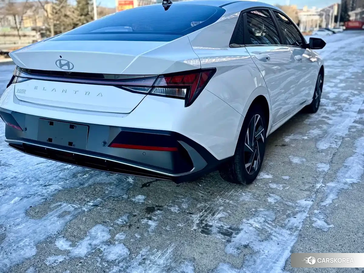 Hyundai Elantra 2023 Белый из Китая, фото 5