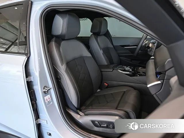 BMW 5 Series (G60) 2024 Светло-серебряный цвет из Кореи, фото 5