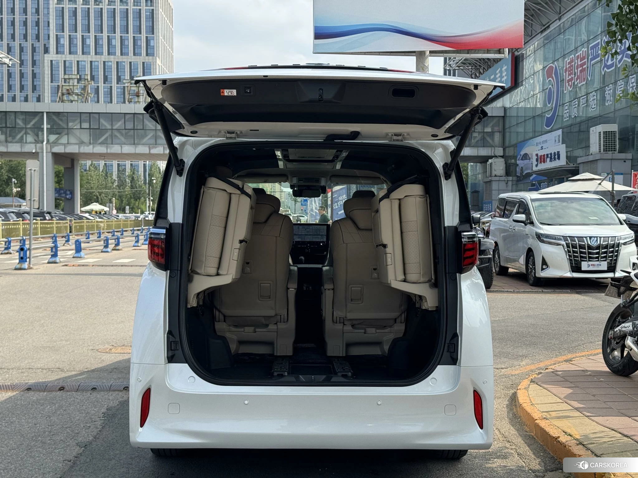 Toyota Elfa 2024 Белый из Китая, фото 5