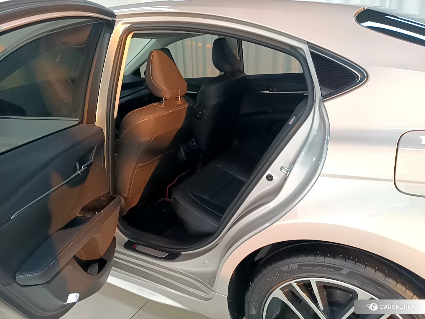 Toyota Camry 2025 Серебристо-серый из Китая, фото 5