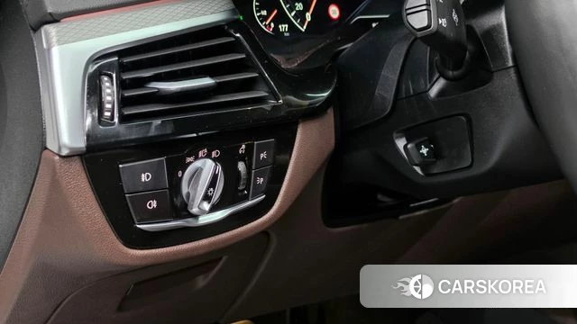 BMW 5 Series (G30) 2019 Белый из Кореи, фото 5