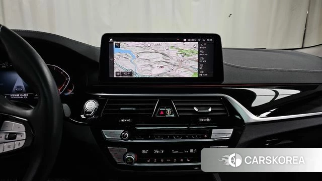 BMW 5 Series (G30) 2022 Серебристо-серый из Кореи, фото 5