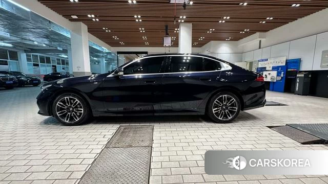 BMW 5 series 2024 Черный из Китая, фото 5