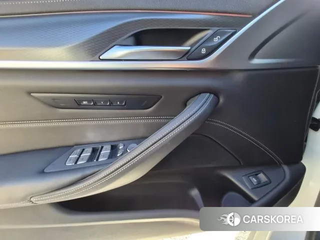 BMW 5 Series (G30) 2022 Белый из Кореи, фото 5