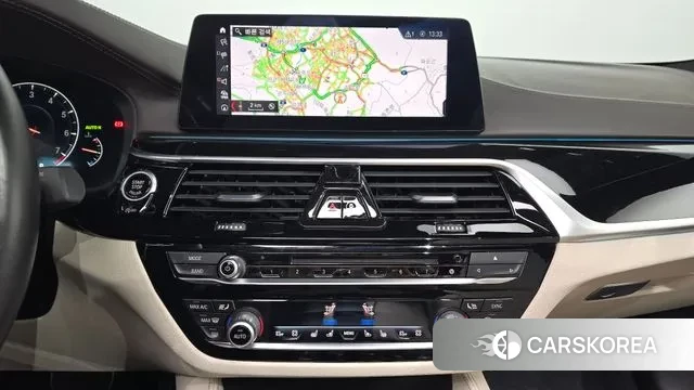 BMW 5 Series (G30) 2019 Белый из Кореи, фото 5