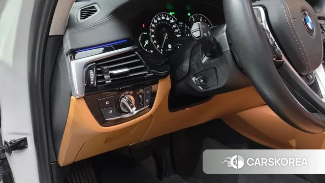 BMW 5 Series (G30) 2018 Белый из Кореи, фото 5