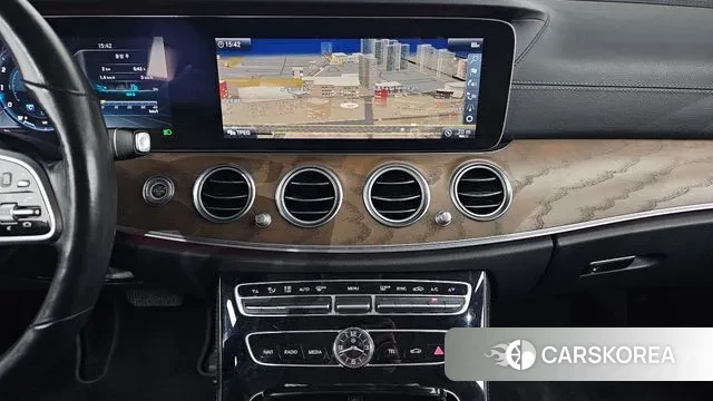 Mercedes-Benz E-Class W213 2018 Серебристо-серый из Кореи, фото 5