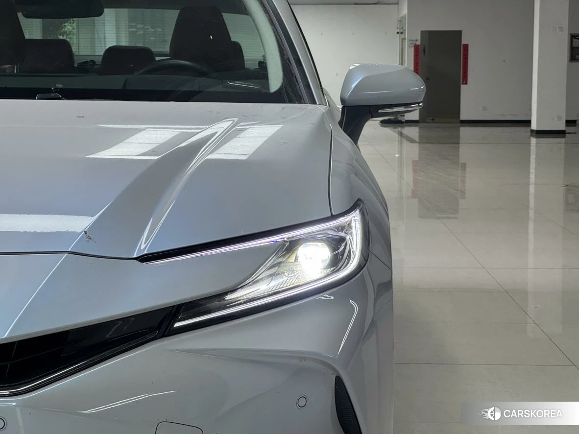 Toyota Camry 2024 Серебристо-серый из Китая, фото 5