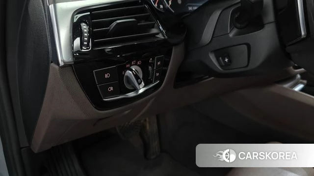 BMW 5 Series (G30) 2018 Серебристо-серый из Кореи, фото 5