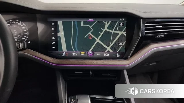 Volkswagen Touareg 3rd generation 2023 Белый из Кореи, фото 5