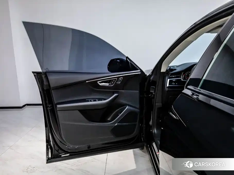 Audi Q8 2023 Черный из Китая, фото 6