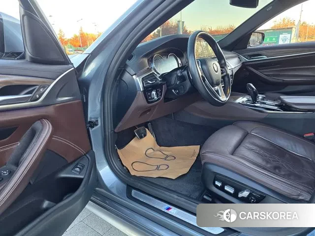 BMW 5 Series (G30) 2018 Серебристо-серый из Кореи, фото 5