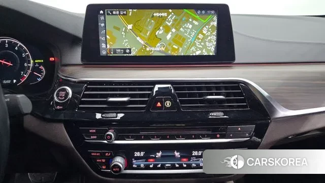 BMW 5 Series (G30) 2018 Белый из Кореи, фото 5