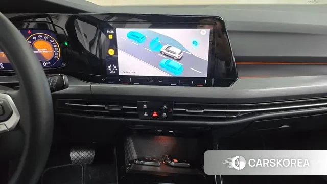 Volkswagen Golf 8th Generation 2023 Белый из Кореи, фото 5