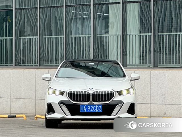BMW 5 series 2024 Белый из Китая, фото 5