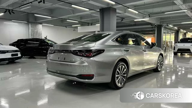 Lexus ES 2026 Серебристо-серый из Китая, фото 5