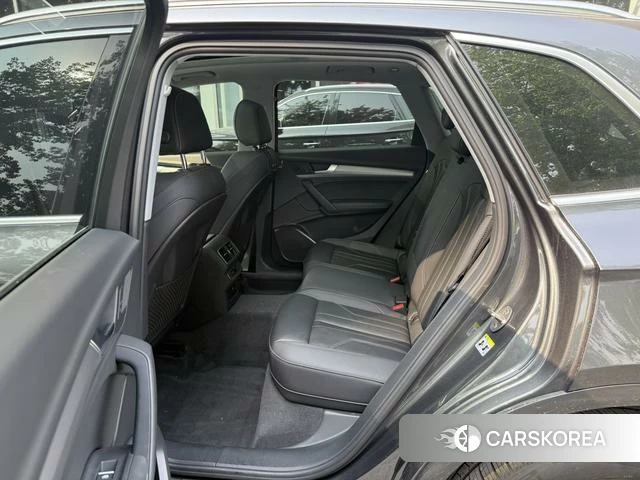 Audi Q5L 2022 Темно-серый из Китая, фото 5
