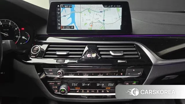 BMW 5 Series (G30) 2018 Белый из Кореи, фото 5