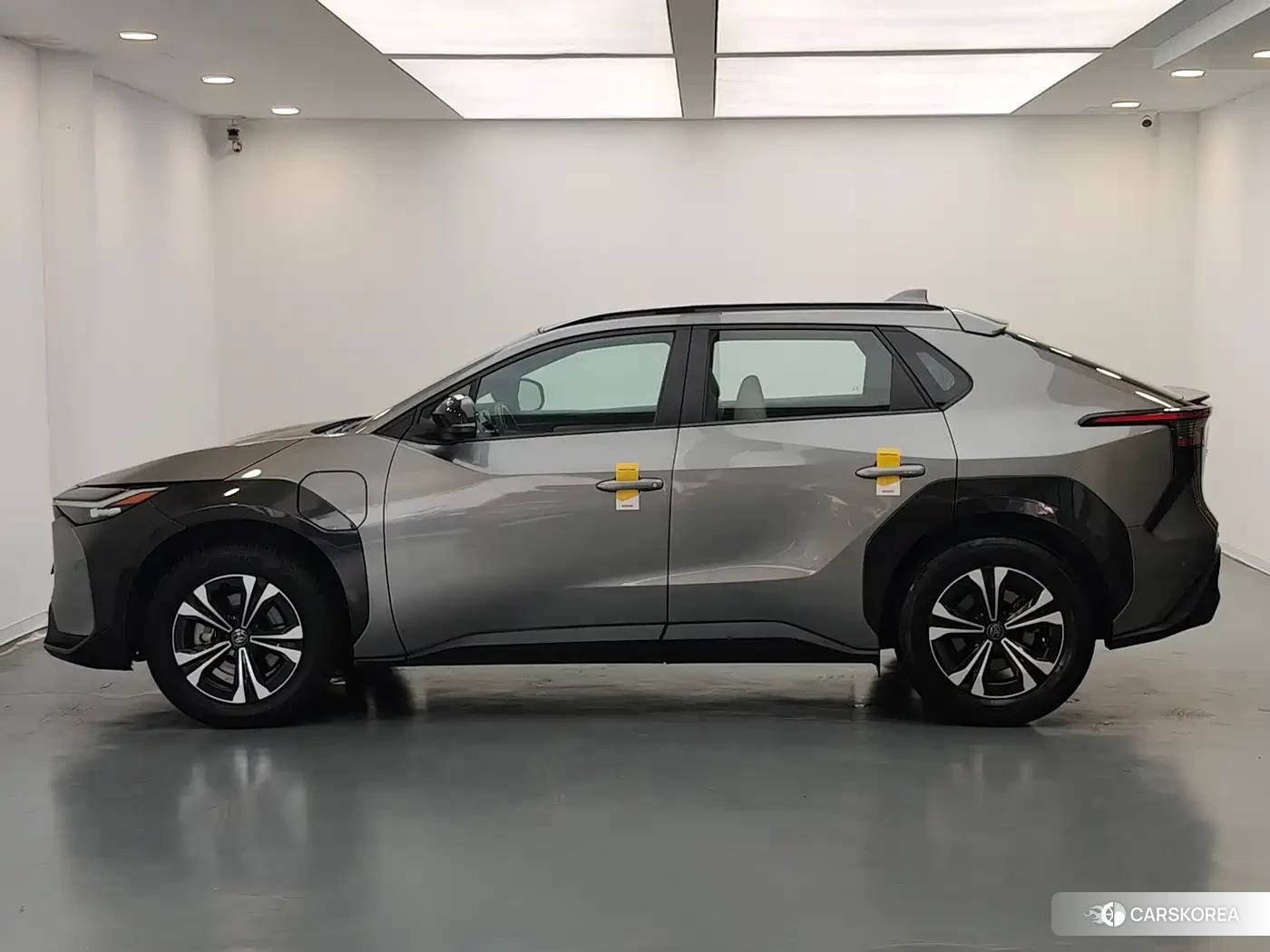 Toyota bZ4X 2023 Silver/gray из Китая, фото 5