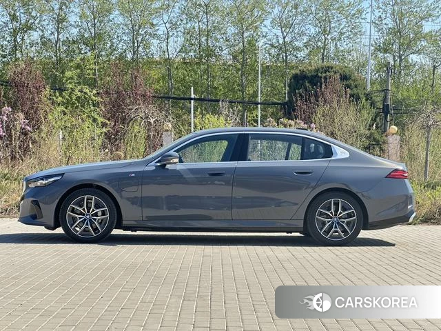 BMW i5 2024 Темно-серый из Китая, фото 5