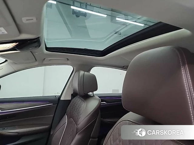 BMW 5 Series (G30) 2018 Белый из Кореи, фото 5