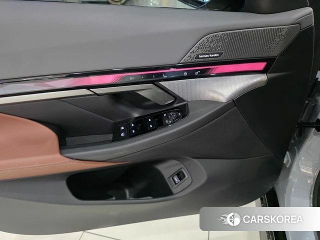 BMW 5 Series (G60) 2025 Серебристо-серый из Кореи, фото 5